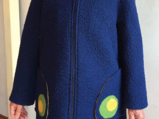 Blauwe vilten jas met ingevilt detail