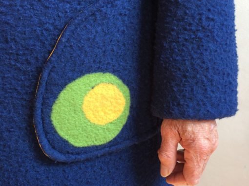 Blauwe vilten jas met ingevilt detail 2