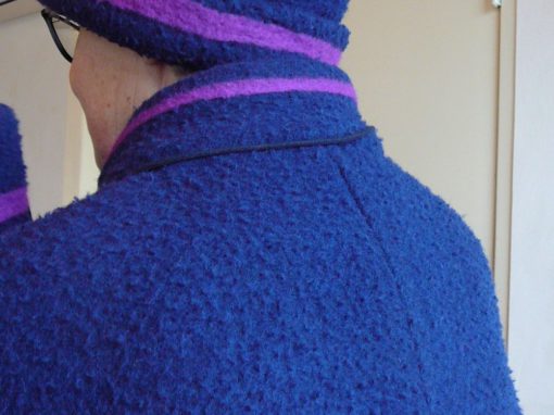 Blauwe vilten jas met mof en hoed